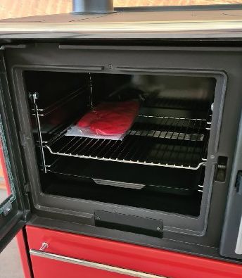 Опалювально-варильна піч Plamen 850 Glas червона — кухонна піч з плитою для обігріву і приготування їжі