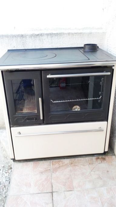 Опалювально-варильна піч Plamen 850 Glas біла — кухонна піч з плитою для обігріву і приготування їжі