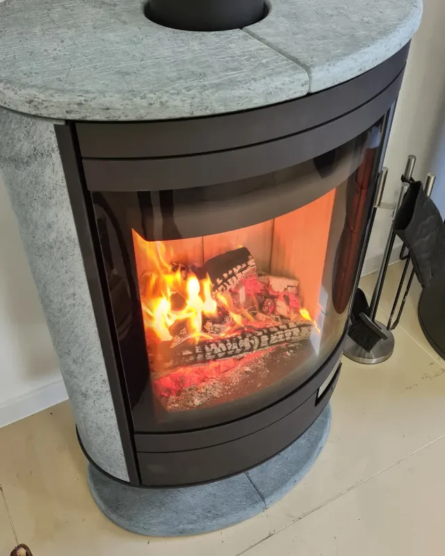 Сталева піч камін Romotop STROMBOLI N 01 камінь  - поворотна камінна піч на ніжці
